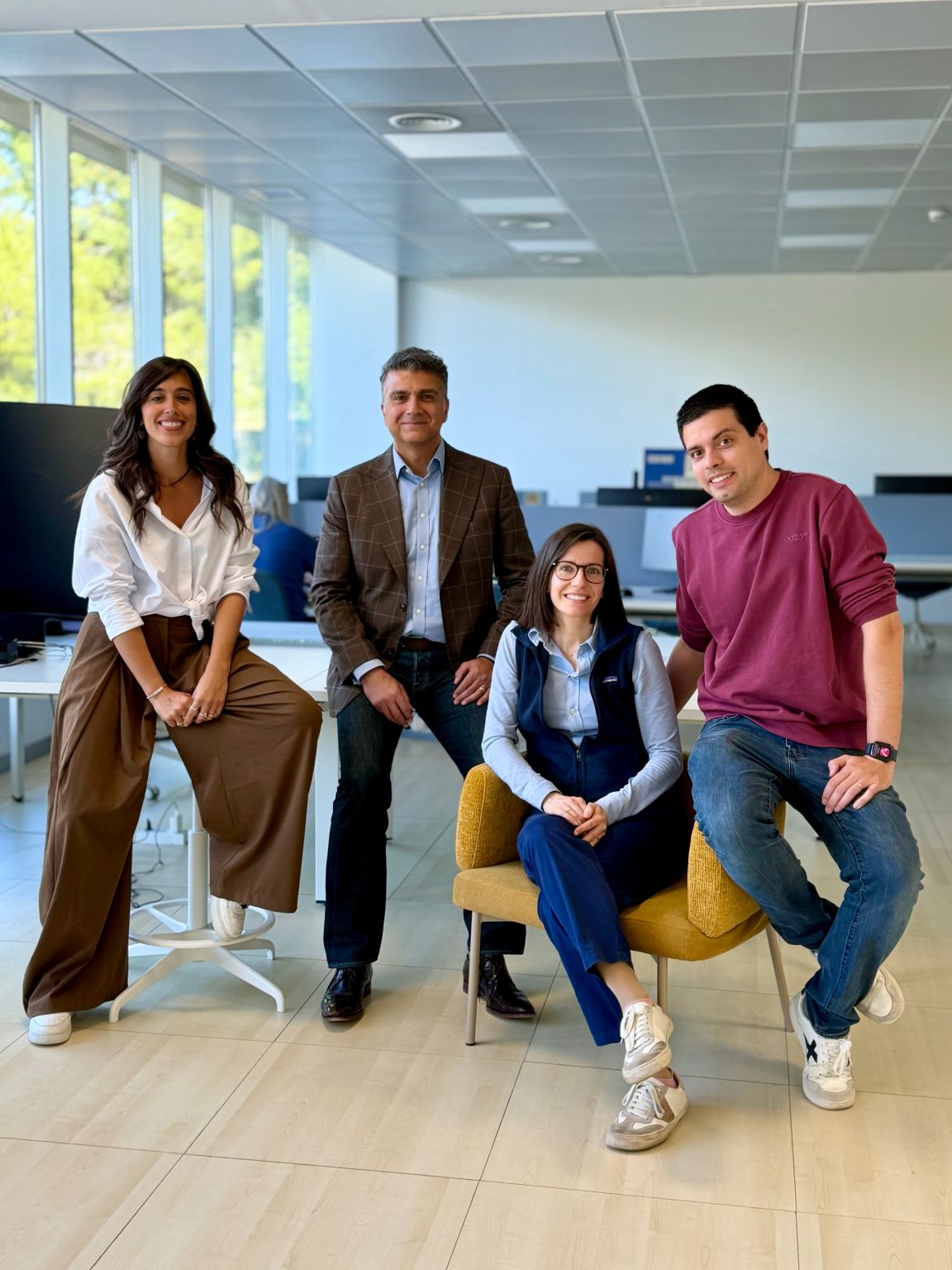Equipo de ACROSS LEGAL asesora a Founderz en su alianza estratégica con HearstLab y Fitch Learning para impulsar la formación en inteligencia artificial en el sector financiero.